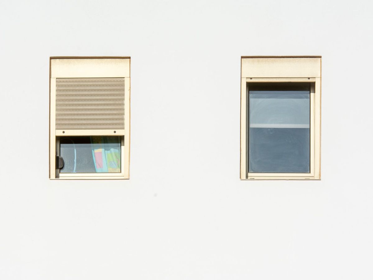 Ventanas con una persiana enrollable a medio bajar